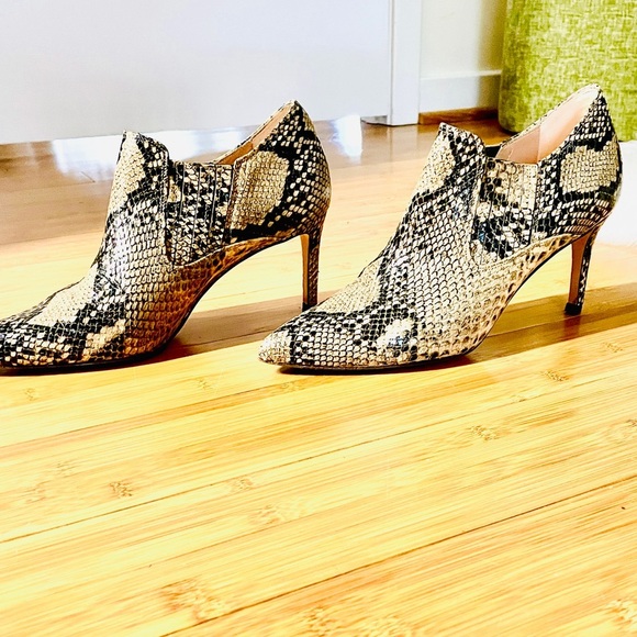 Inez Marisol 90: Natural Snake Emboss Booties Sz 9.5 - Picture 1 of 7